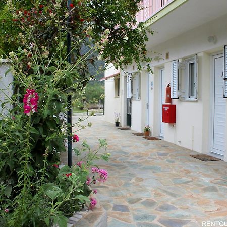 Rentoulia Apartments Poúlithra エクステリア 写真